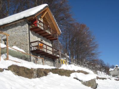 Casa Gianni im Schnee bei Sonnenschein und sommerlichen Temperaturen