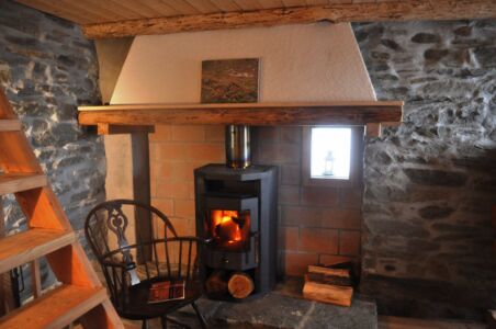 Wohnraum mit Holzofen im Sognett
