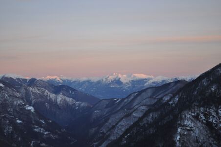 Blutroter Sonnenuntergang auf den Bergspitzen