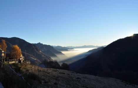 Der Nebel füllt das Onsernonetal