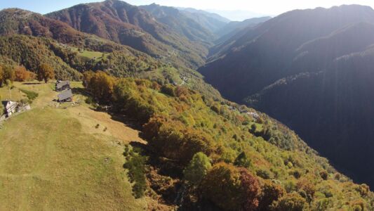 Ein Blick durch Tal bis zum Lago Maggiore