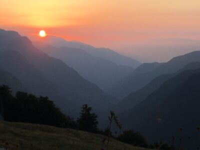 Sonnenaufgang über den Bergen des Onsernonetals
